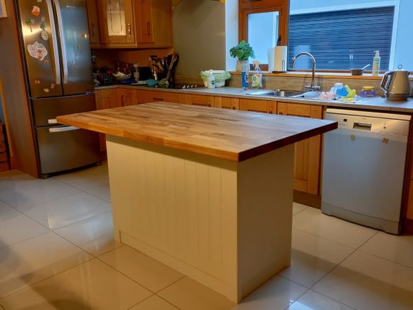 Kitchen island with a Solid oak countertop