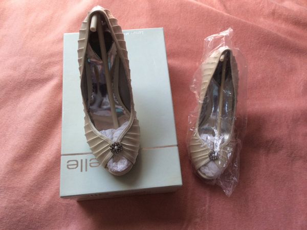 Gorgeous brand new size 6 bridal shoes