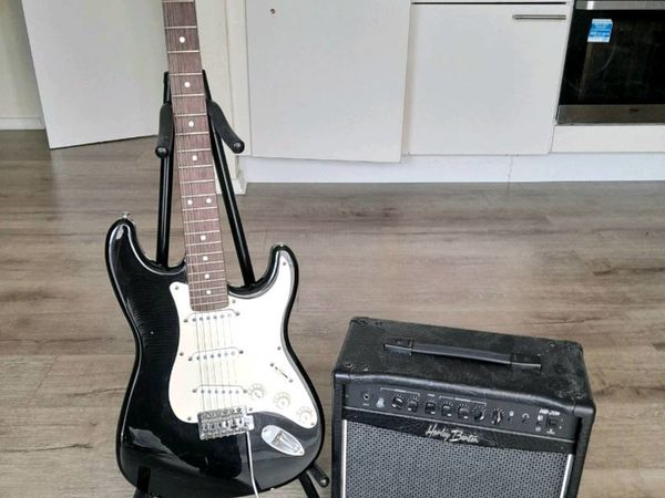 Squier affinity stratocaster, amp, cable and case