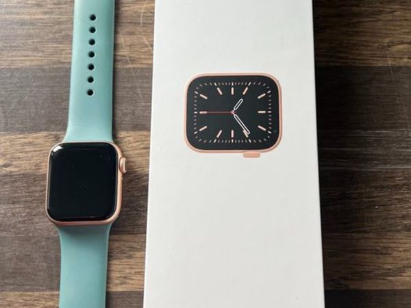 Series 6 Apple Watch with gold aluminium case 40mm