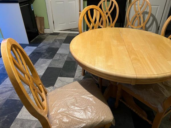 Pine table and 6 chairs in excellent condition