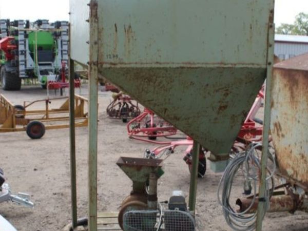 Electric feed mill with hopper