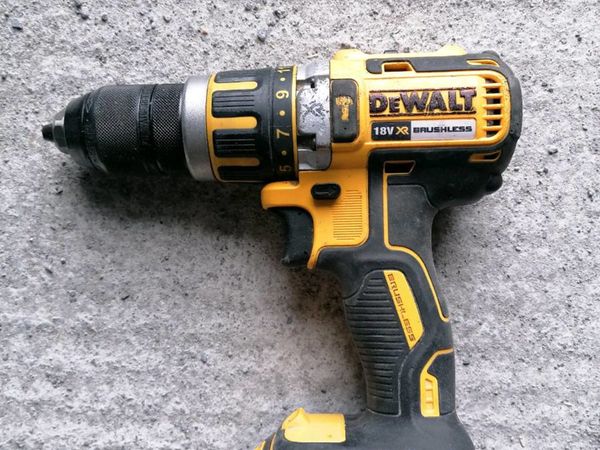 ⚫🟡 Dewalt dcd 795 drill with battery& charger