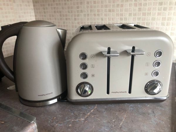 Kettle and 4 Slice Toaster. Morphy Richards