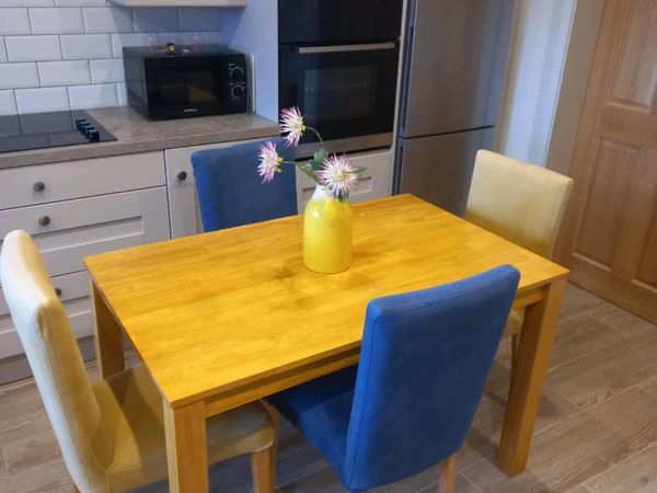 Kitchen table & chairs x4