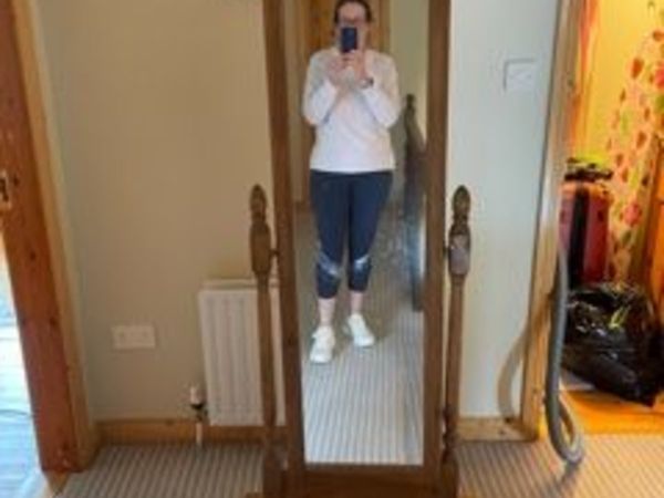 Free-standing mirror
