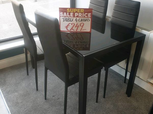 Table + 4 chairs