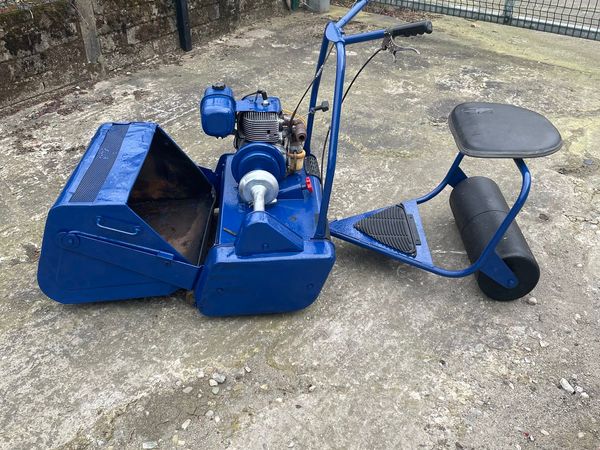 Ride on lawnmower with roller