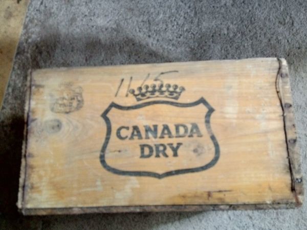 1973 Canada Dry wooden bottle crate