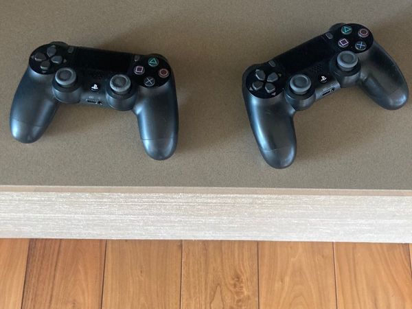 2x Playstation 4 controllers