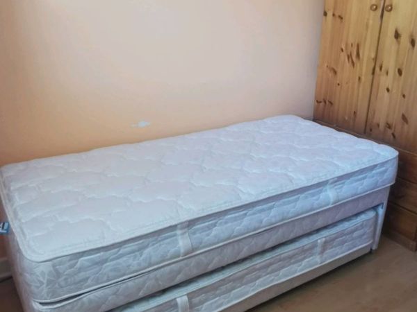 Single bed with guest bed on castors