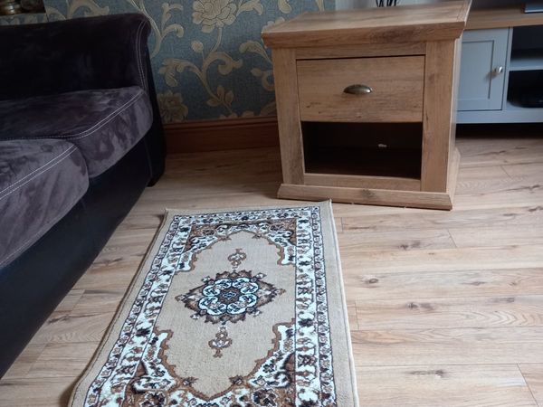 End table/bedside table +rug