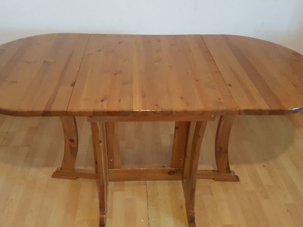 Solid foldable leaf dining table