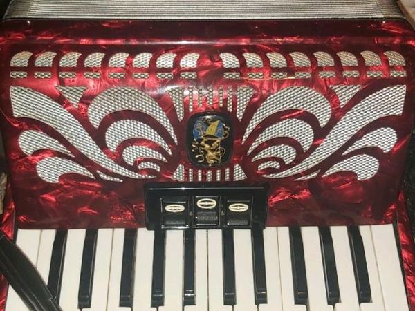 Weltmeister Caprice accordion with case