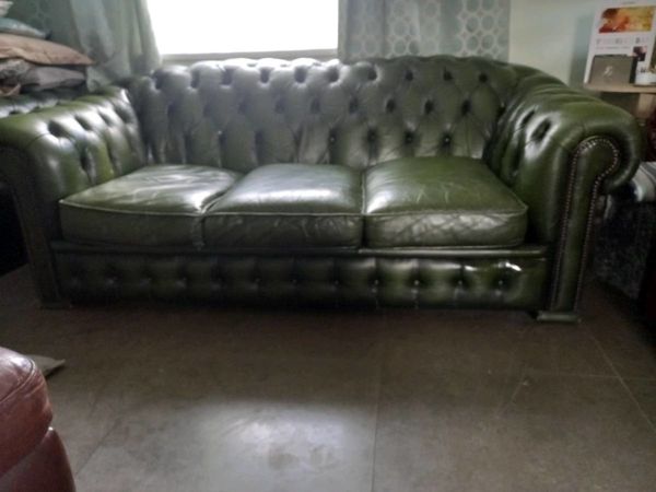 Vintage 3 seater Chesterfield buttonback couch.