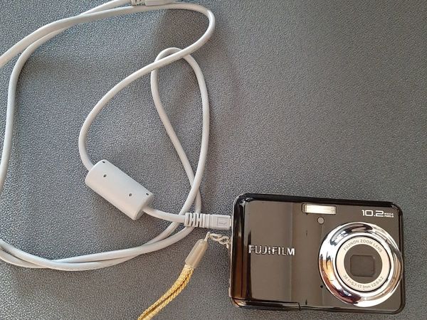 Fujifilm 10.2 megapixel zoom camera with cable