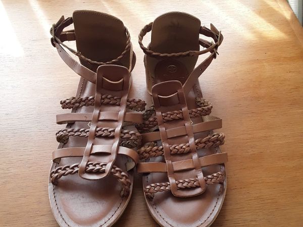 Ladies brand new sandals Brown size 6