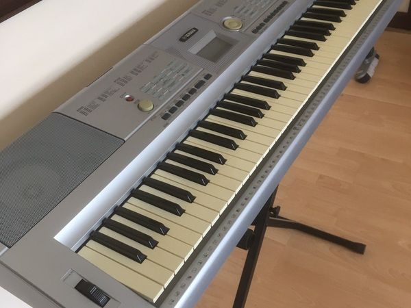 Yamaha Portable Grand DGX-205 Piano Keyboard 76key