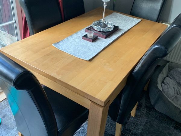 Dining table +6 FREE CHAIRS