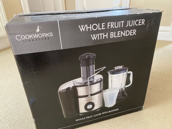 Whole fruit juicer with blender