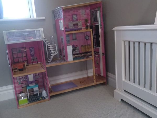 Kidkraft doll house - perfect condition