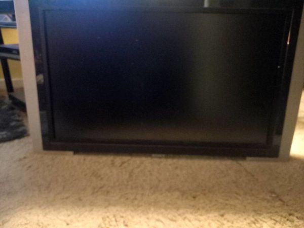 40" LCD TELEVISION