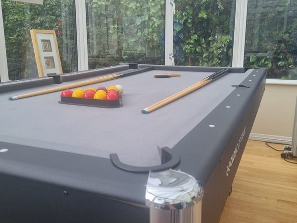 6 ft Pool Table with cues and balls
