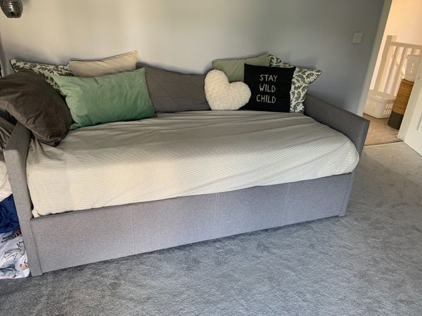 Day bed with 2 mattresses