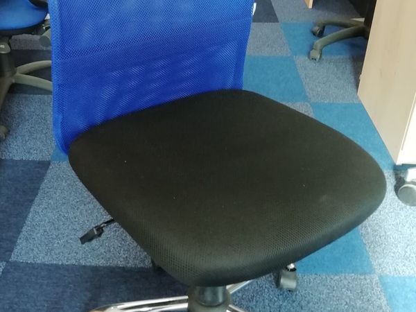 ***CLEARANCE BLUE MESH BACK CHAIRS - £45.00+VAT***