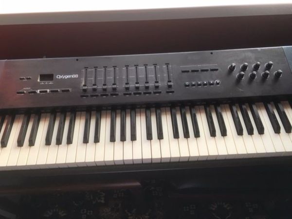 m-adio OXYGEN 88 MIDI CONTROLLER