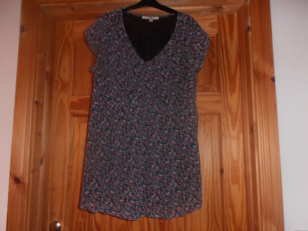 Beautiful Top with Floral Overlay Print Size 14