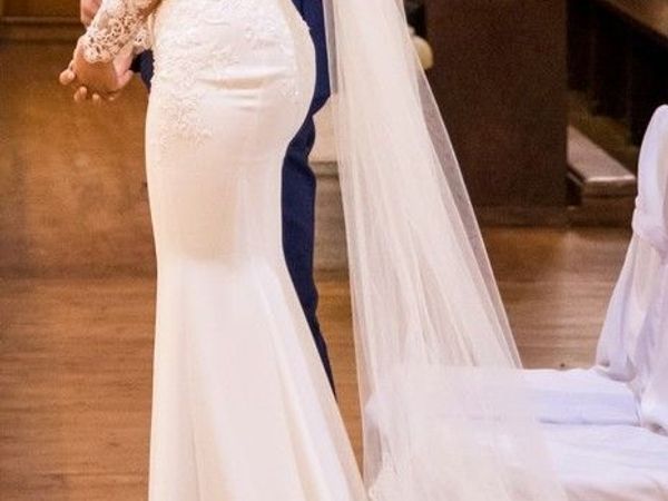 Backless lace wedding dress