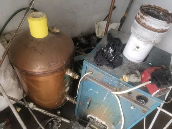 Oil burner, cylinder, 7 radiators & 2 pumps