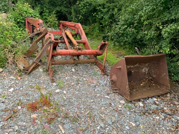 Massey 80 loader with brackets for 165