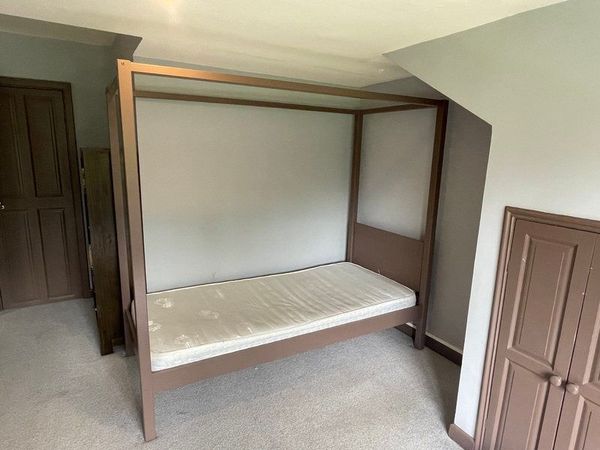 Childs four poster bed