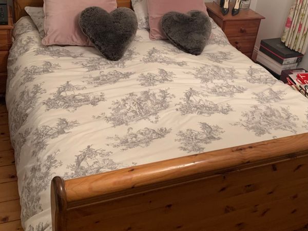 King Size Sleigh Bed & 2 Bedside Lockers
