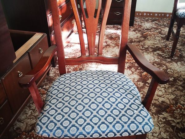 €120 ONO Set of 6 Mahogony Chairs (incl 2 Carver)