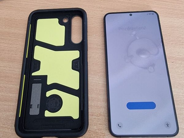 Samsung Galaxy S22+ and Spigen case