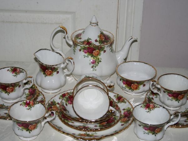 ROYAL ALBERT OLD COUNTRY ROSES 22PIECES