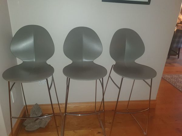 3 island bar stools