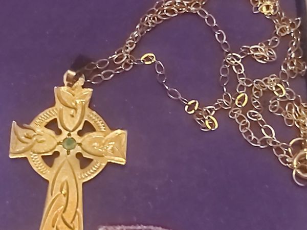 9k gold celtic Cross with emerald