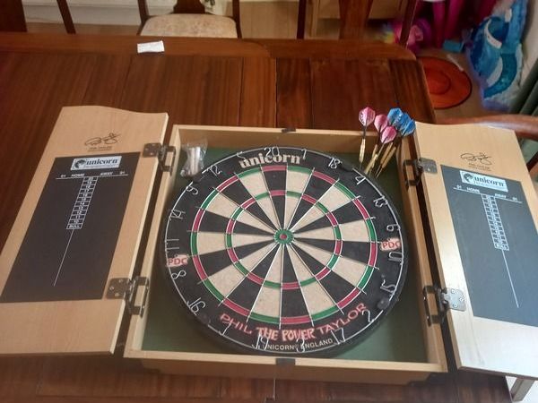 Dart Board + 6 darts - Phil Taylor Limited Ed.
