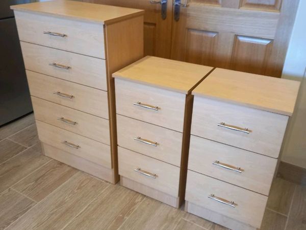 Bedroom set 2x bedside lockers 1chest of drawers