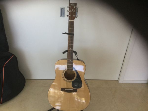 Yamaha Guitar/case/stand