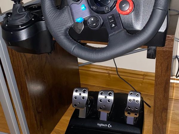 Logitech G29 With Gear Stick and Pedals