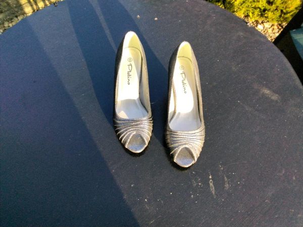 Size 6 Dark Silver open toe shoe