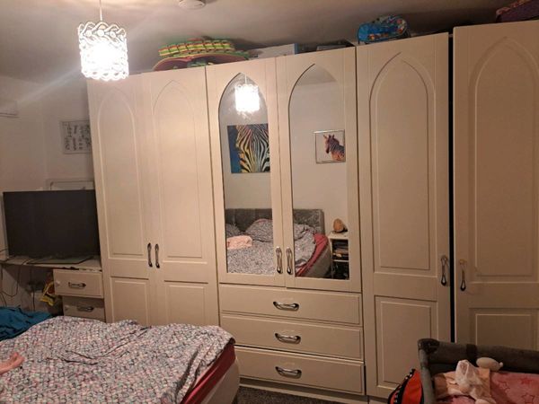 Fitted wardrobes and dressing table