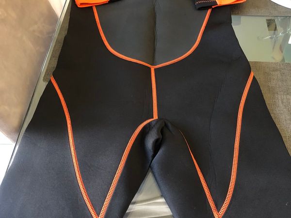Boys new wetsuit age 13 €15