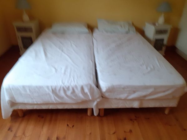 4 single beds and 3 bedside tables