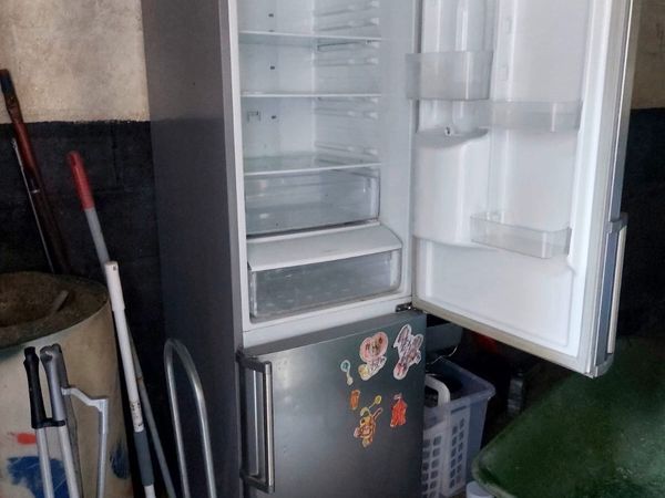 Samsung Fridge Freezer with water dispenser